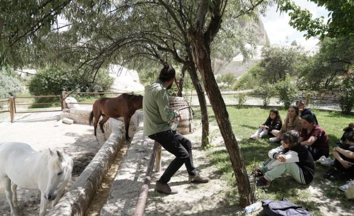 Deprem korkularını ata binerek yendiler