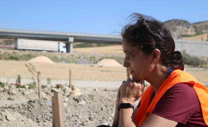 Deprem mezarlığı yardımsever İspanyolların yüreklerini burktu