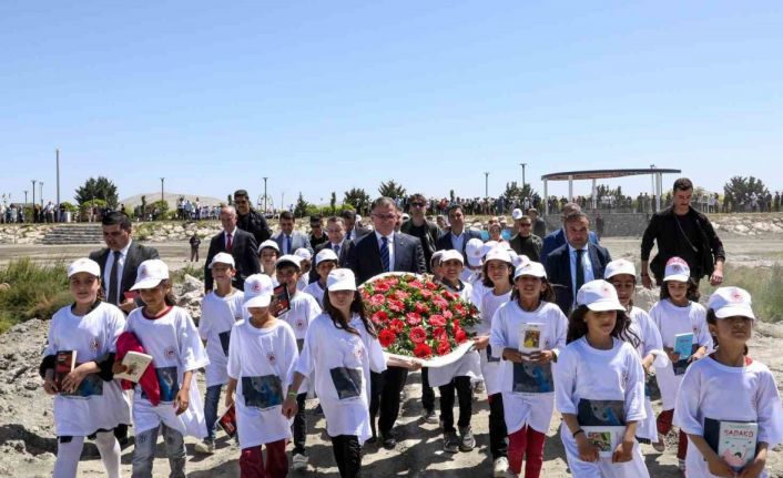 Depremde hayatını kaybedenler anısına Van Gölü’ne çelenk bırakıldı