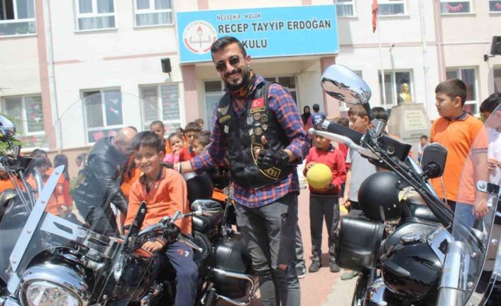 Depremzede çocuklar motosiklet üstünde Kapadokya turu attı