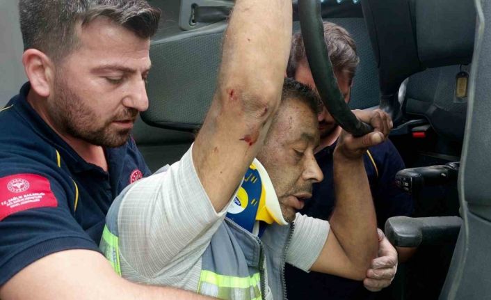 Devrilen mıcır yüklü kamyonun sürücüsünü itfaiye camı kırarak çıkarttı