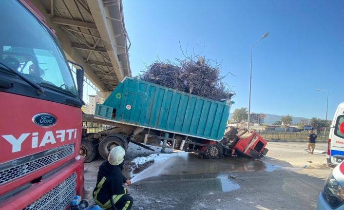 Dorsesi açılan kamyon üst geçide çarptı: 1 yaralı