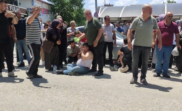 Dükkan sahibi ile müşteriler birbirine girdi, yumruklar tekmeler havada uçuştu
