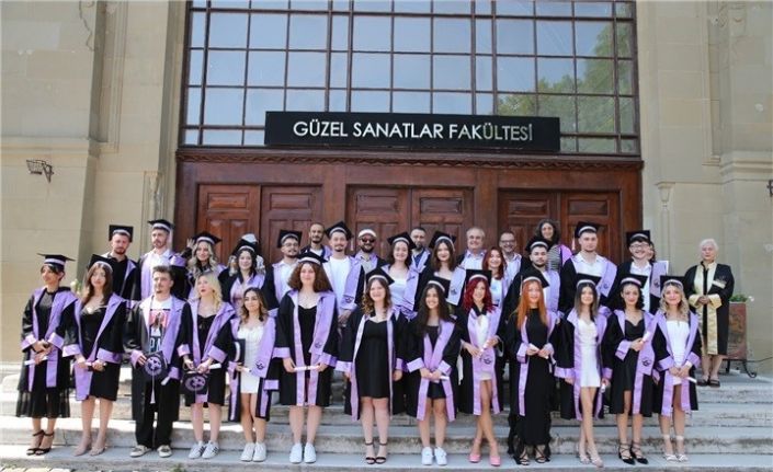 Edirne’de güzel sanatlar fakültesinde mezuniyet coşkusu