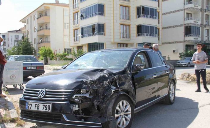 Elazığ’da pikap ile otomobil çarpıştı: 4 yaralı