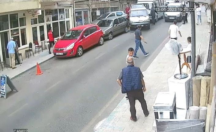 Freni boşalan minibüs park halindeki araçlara daldı: O anlar kamerada