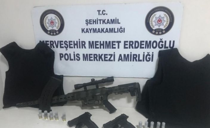 Gaziantep’te bir araçta çelik yelek bulundu