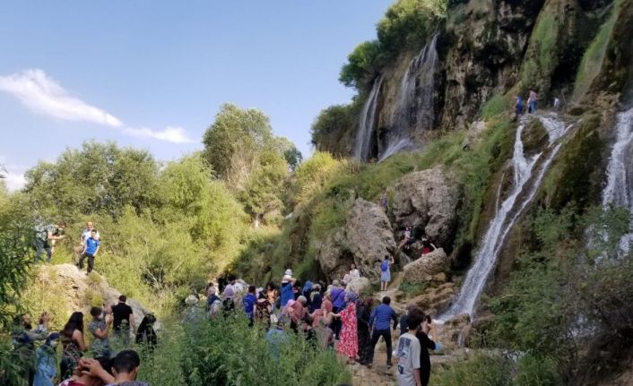 Gurbetçilerinde gelmesiyle Girlevik Şelalesinde yoğunluk arttı