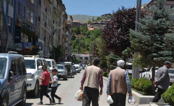 Hakkari’nin en işlek caddesi bayram için trafiğe kapatıldı