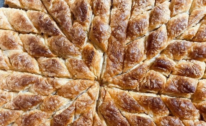 Hamarat kadınlar kolları sıvadı, çıtır baklavalar bayrama hazırlandı