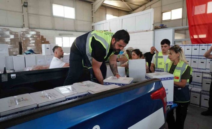 Hatay’ın 15 ilçesine gıda ve hijyen kolisi