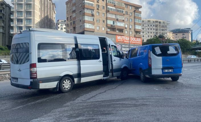 İşçi servisi ile kargo midibüsü çarpıştı: 4 yaralı