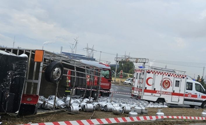 İzmir’de faciadan dönüldü: Tüp kamyonu ile tır çarpıştı