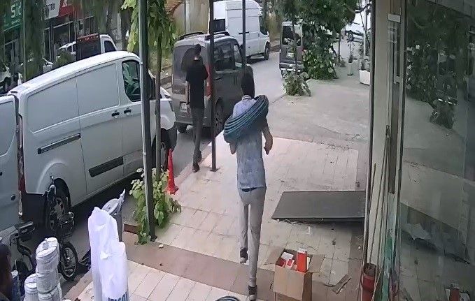 İzmir’de şaka gibi olay: Yolda yürürken boynuna kablo düştü