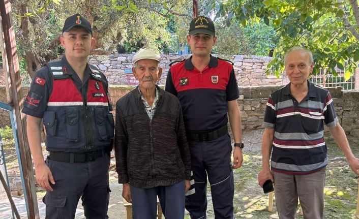 Jandarma ekipleri yaşlı çınarları unutmuyor