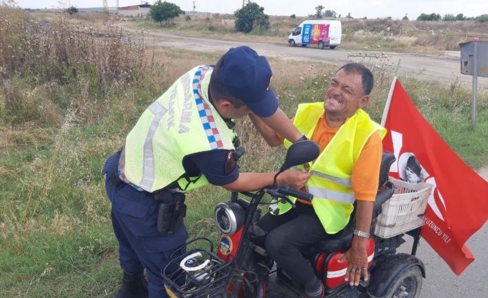 Jandarma, motosiklet sürücülerine reflektif yelek dağıttı