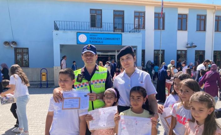 Jandarma öğrencilerin karne heyecanına ortak oldu