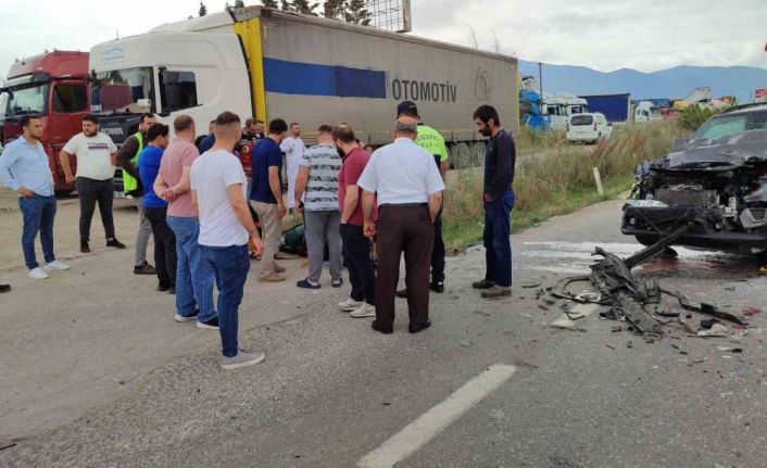 Jip tıra arkadan çarptı 1 yaralı