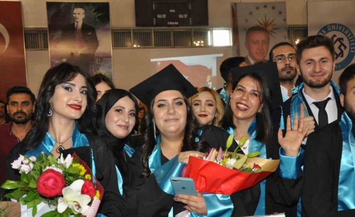 Kafkas Üniversitesi’nde mezuniyet coşkusu