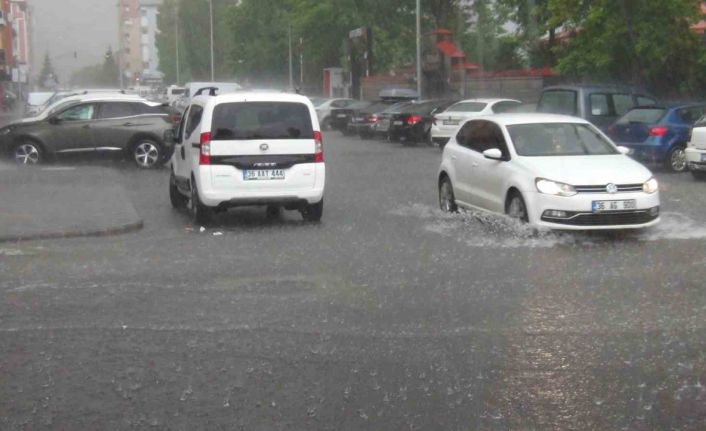 Kars’ta cadde ve sokaklar sular altında kaldı