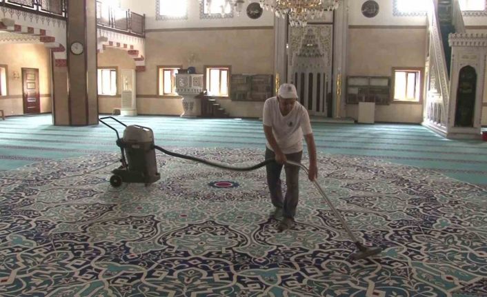 Kartal’da Kurban Bayramı öncesi camii ve cemevleri dezenfekte edildi