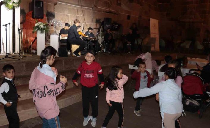 Kaymakam ve öğrenciler çaldı, engelli çocuklar eğlendi