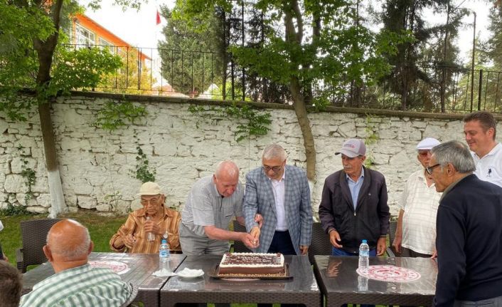 Kırklareli Huzurevi’nde Babalar Günü pasta kesilerek kutlandı