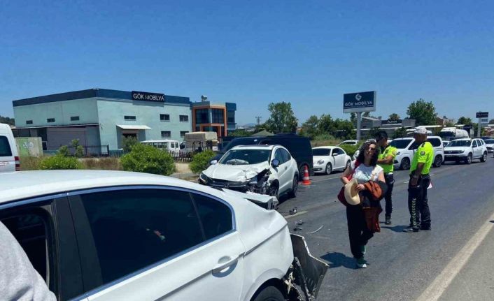 Kırmızı ışıkta yavaşlayan otomobillerin arasına daldı