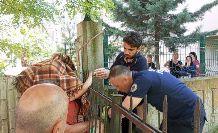 Koluna korkuluk demiri saplanan çocuğu itfaiye kurtardı