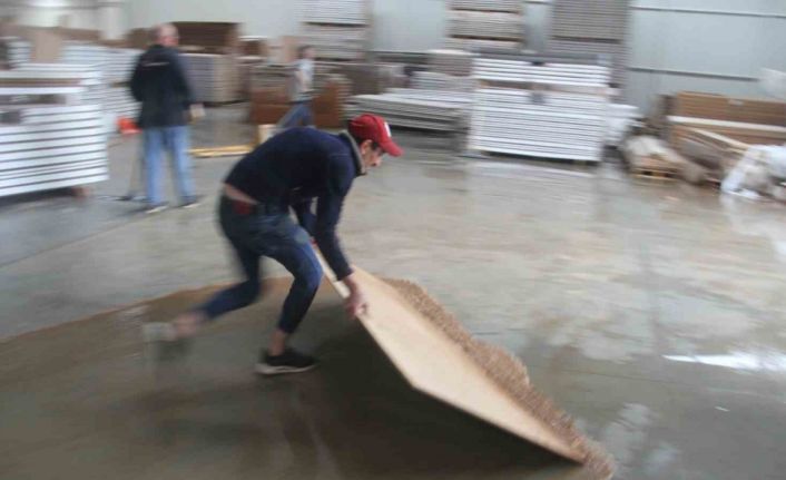 Konya’da göle dönüşen yollarda araçlar mahsur kaldı, fabrikaları su bastı