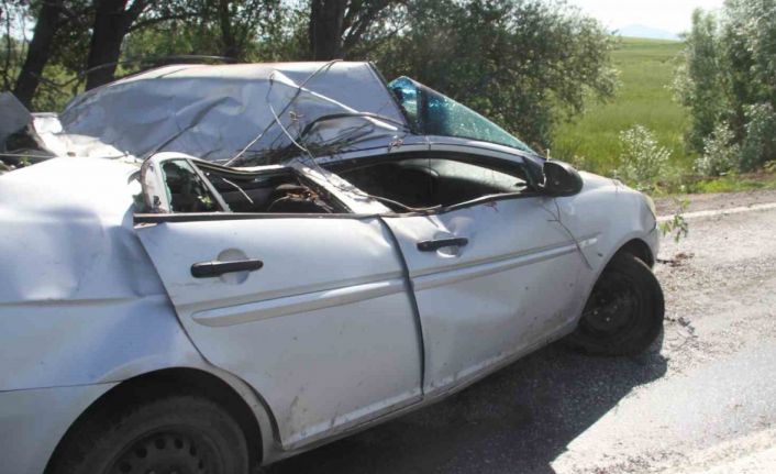 Konya’da yoldan çıkan otomobil ağaca çarptı: 2 yaralı