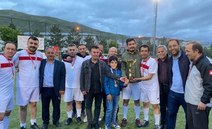 Kurumlar arası futbol müsabakası şampiyonu Bayburt İl Sağlık Müdürlüğü oldu