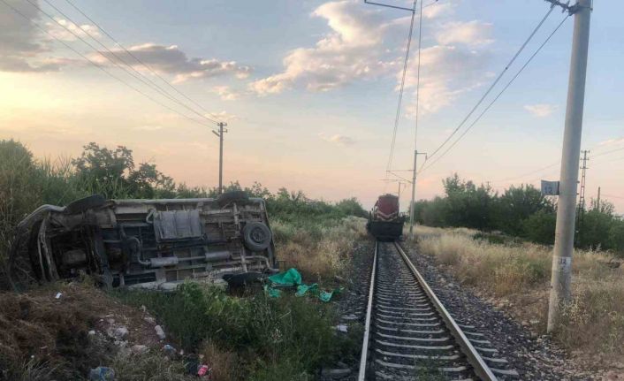 Malatya’da yük treni ile minibüs çarpıştı: 2 yaralı