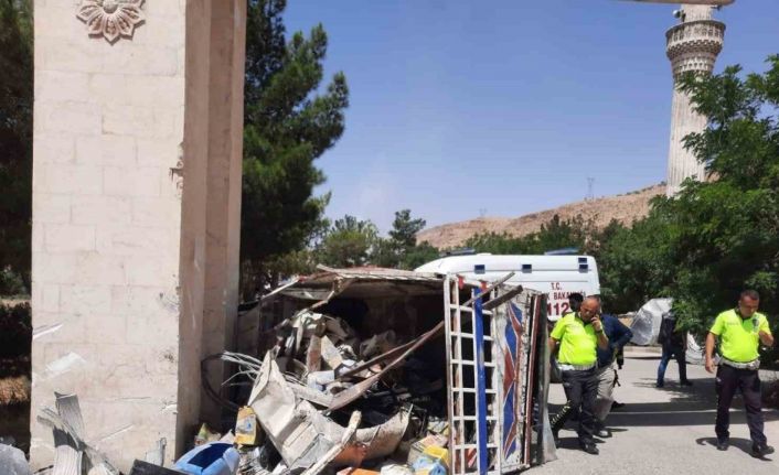 Mardin’de hurda yüklü araç devrildi: 1’i ağır 2 yaralı