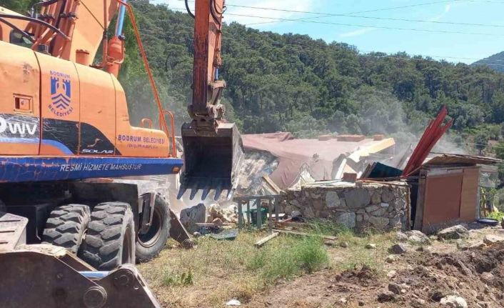 Meradaki kaçak bina ve eklentiler yıkıldı
