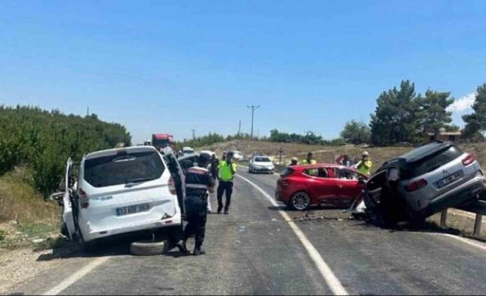 Mersin’de zincirleme trafik kazası: 9 yaralı