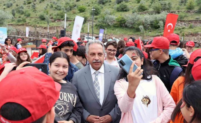 Mesire alanında yürüdüler, çevreye dikkat çektiler