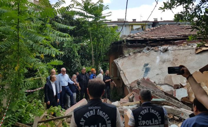 Metruk evde yıkım sırasında sundurma çöktü: 2 kişi hayatını kaybetti