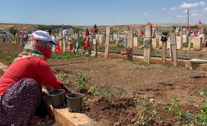 Mezarlıkta bayram hazırlıkları devam ediyor