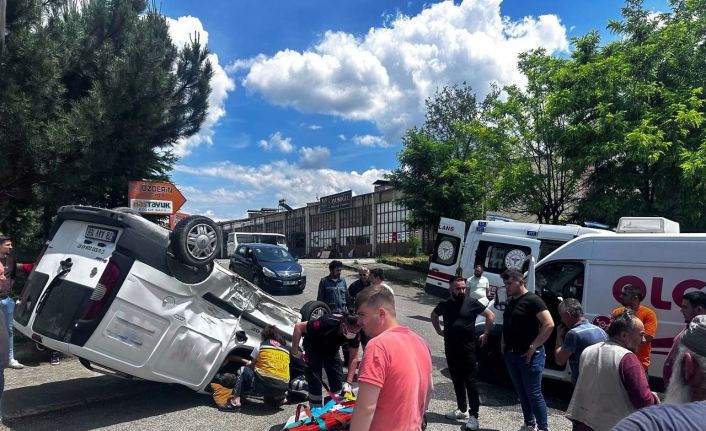 Minibüse çarpıp ters döndü, sürücü sıkıştı