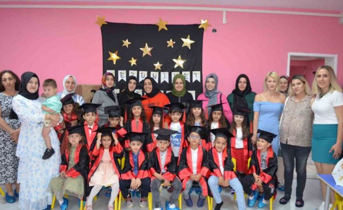Minikler mezuniyetlerini kep atarak kutladı