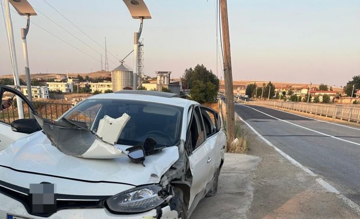 Otomobil akaryakıt istasyonunun duvarına çarptı: 3 yaralı