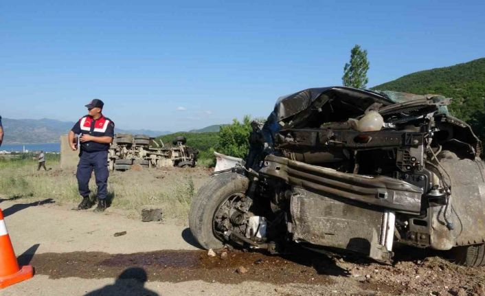 Otomobil ile kamyonun çarpıştığı kazada ölenlerin isimleri belli oldu