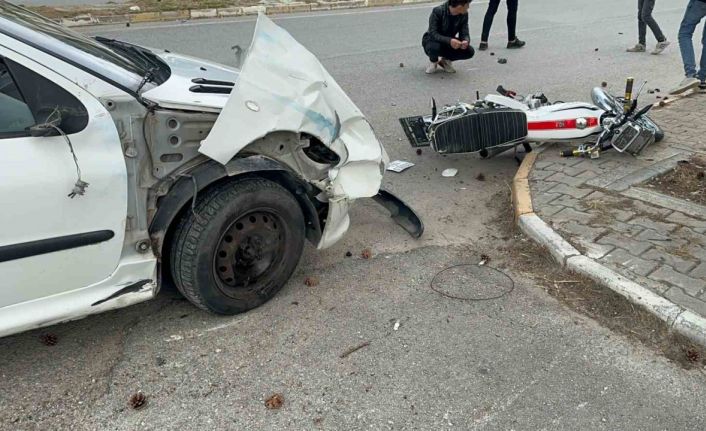 Otomobilin çarptığı motosikletteki 2 genç metrelerce savruldu