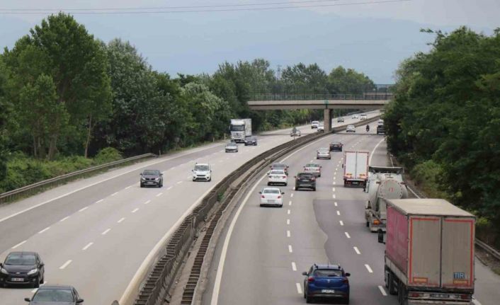 Otoyolda hafta sonu durma noktasına gelen trafik normale döndü