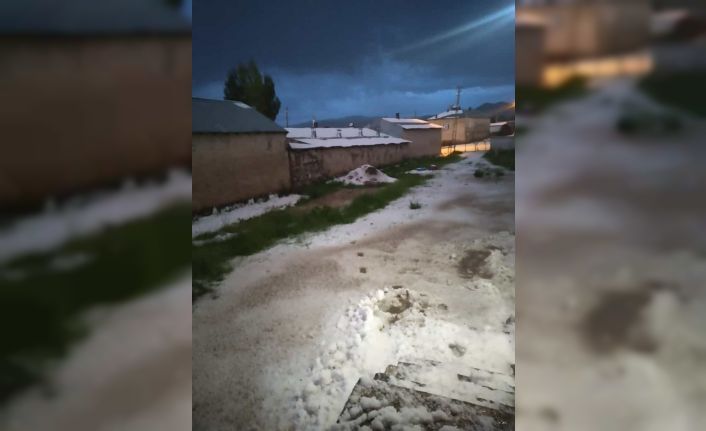 Özalp ilçesinde dolu yağışı
