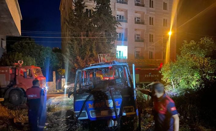 Park halindeki minibüs alev alev yandı