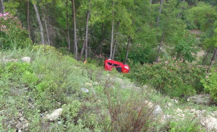 Piknik dönüşü 30 metre uçuruma yuvarlanan otomobilden sağ çıktılar