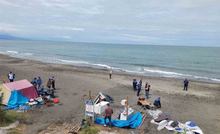 Plajı işgal eden çadır ve barakalar yıkıldı
