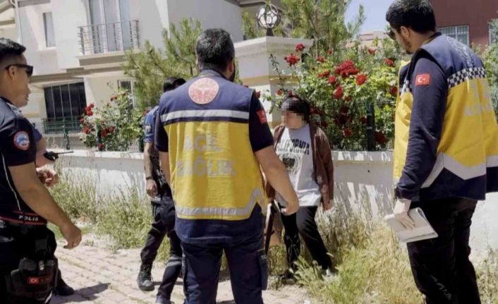 Polise bıçakla, gazetecilere taşla saldırdı